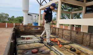Cae camión con trece mil litros de combustible