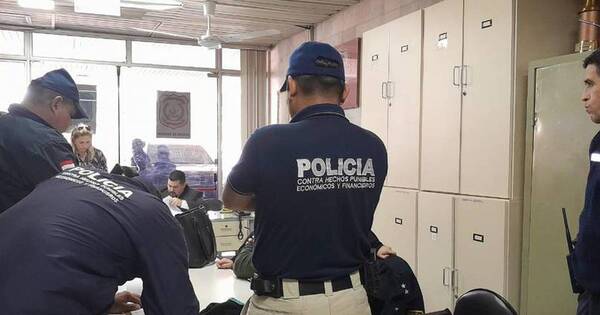 La Nación / Detienen a funcionarios judiciales por presunta falsificación de fallos