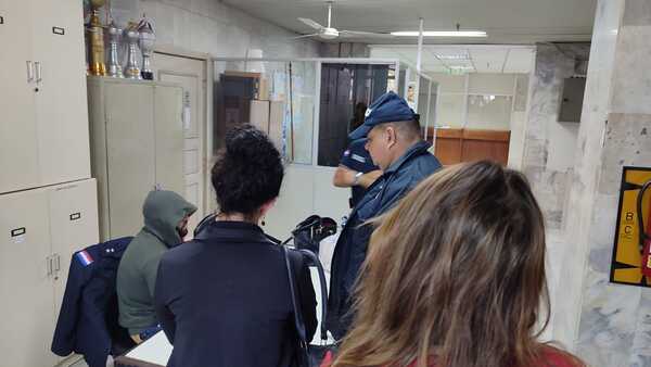 Funcionarios detenidos tras denuncia de la CSJ por falsificación de documentos - PDS RADIO Y TV