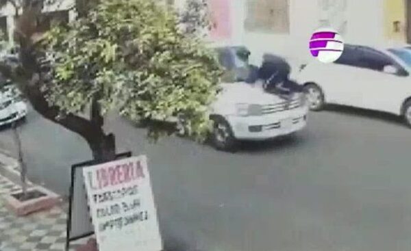 Automovilista se llevó por delante a PMT en Asunción | Telefuturo