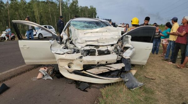 Dos jóvenes mueren tras accidente entre auto y camión - Noticiero Paraguay