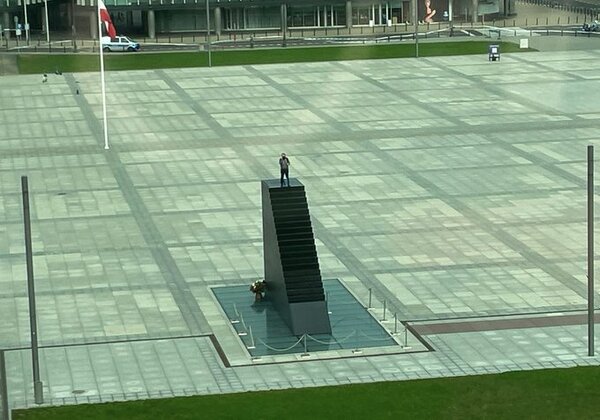 Un hombre sube a un monumento y amenaza con hacer estallar una bomba en Varsovia