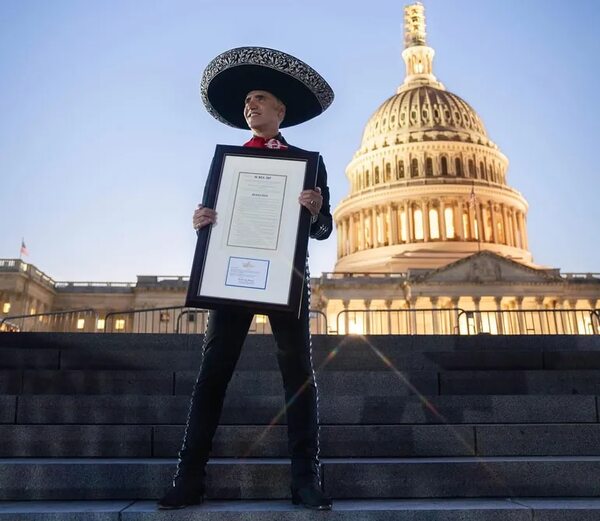 Alejandro Fernández fue homenajeado en el Capitolio de Estados Unidos - Gente - ABC Color