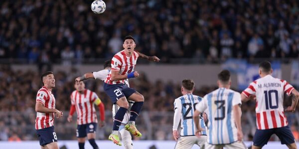 Versus / La visita especial de un argentino al delantero Adam Bareiro en vestuarios