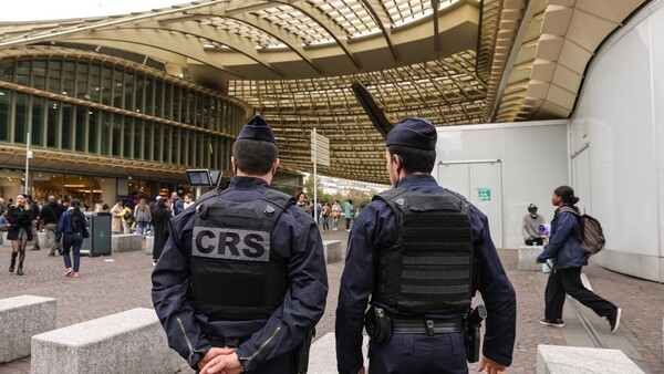 El Louvre cierra sus puertas por seguridad tras ataque terrorista en Francia