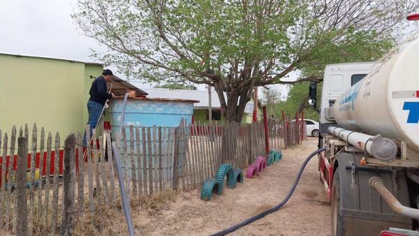 Distribuyen agua a comunidades afectadas por la sequía en zona del Chaco
