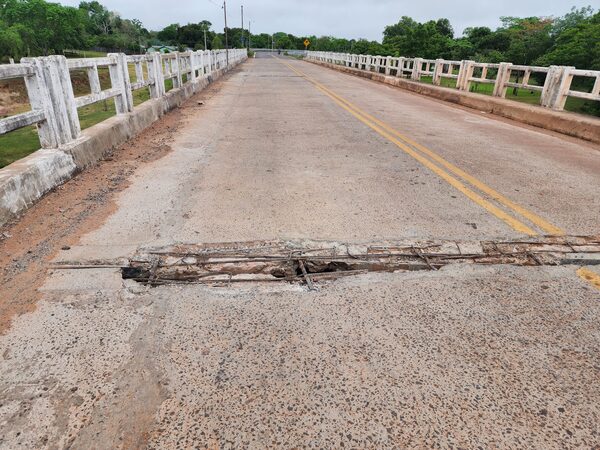 Deterioro de puente pone en riesgo a transeúntes en Paso Mbutu