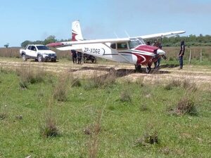Urgente: aterrizaje forzoso de una avioneta en el distrito de Tacuaras departamento de Ñeembucú - Nacionales - ABC Color
