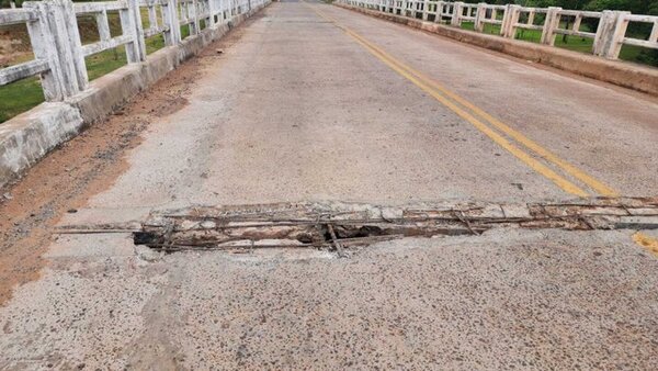 Deterioro de puente pone en riesgo a transeúntes en Horqueta