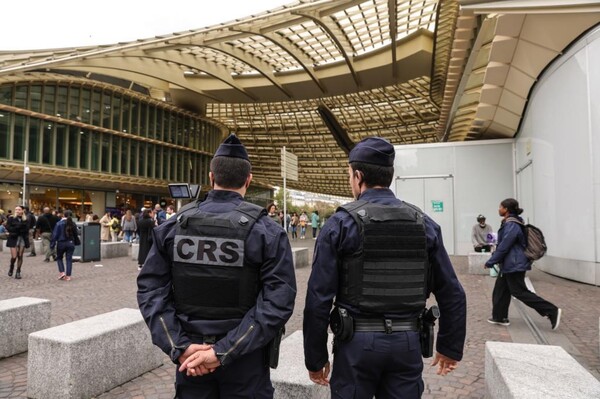 Evacuan a 15.000 visitantes del Louvre y el Palacio de Versalles, tras amenaza de bomba - Unicanal