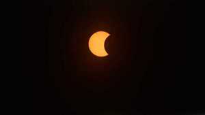 Así se está viendo el eclipse solar en Paraguay