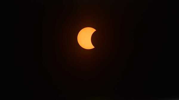 Así se está viendo el eclipse solar en Paraguay