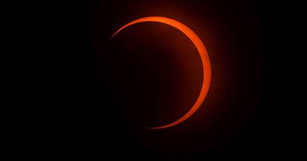 La Nación / Eclipse muestra “anillo de fuego” en el cielo