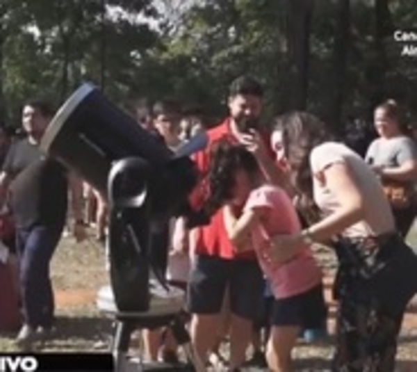 Eclipse solar congregó a un centenar de personas en Asunción - Paraguay.com