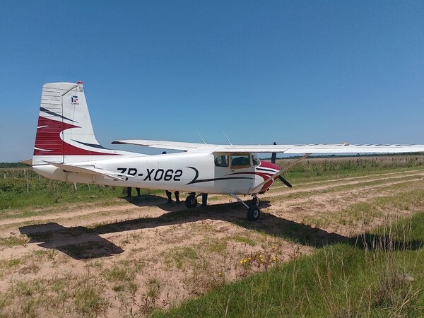 Piloto jubilado quedó detenido tras aterrizaje forzoso en Ñeembucú - Megacadena