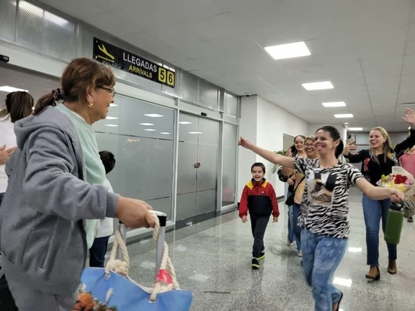 Retornan 21 paraguayos de Israel | 1000 Noticias