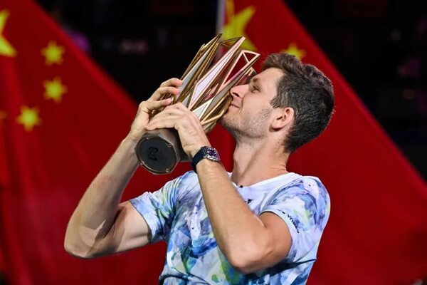 Hurkacz se proclama campeón del Másters de Shanghái tras vencer a Rublev en la final - Tenis - ABC Color