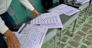 La Nación / Ecuador vota para elegir a su primera presidenta o al mandatario más joven