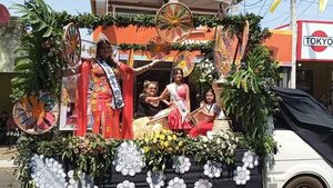 Itauguá hizo gala de su preciado ñandutí en colorido desfile de artesanas y carrozas - Nacionales - ABC Color