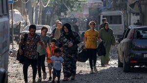 Mujeres y niños mueren en un ataque a un convoy de palestinos que huía del norte de Gaza