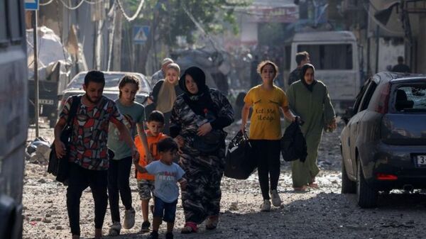 Mujeres y niños mueren en un ataque a un convoy de palestinos que huía del norte de Gaza