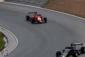 Versus / Joshua Duerksen repite hazaña en Zandvoort en el medio de la lluvia y el caos
