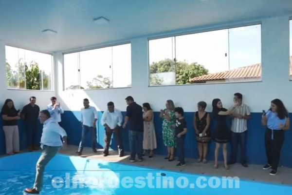 Al Agua Pato: Arrojan a la pileta al Intendente de Ponta Porã durante inauguración que favorece a personas de la tercera edad - El Nordestino