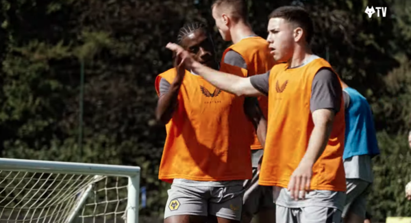 Versus / Gary O'Neill avisa que a Enso González "aún le falta" para debutar en la Premier League