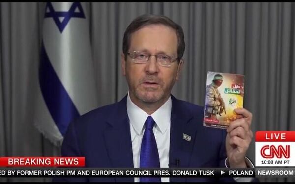 El presidente de Israel muestra en la televisión el manual de terrorismo de Hamás