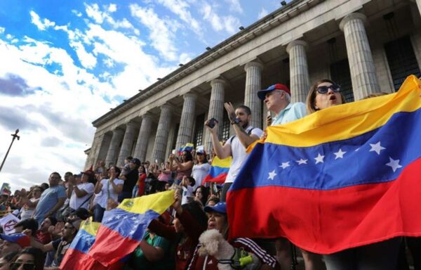 Migrantes venezolanos en Argentina no podrán votar en las internas opositoras de su país - Informatepy.com