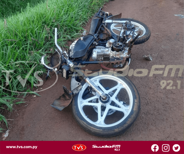 MENOR A BORDO DE UNA MOTOCICLETA RESULTA HERIDO TRAS SER EMBESTIDO POR UN AUTOMÓVIL