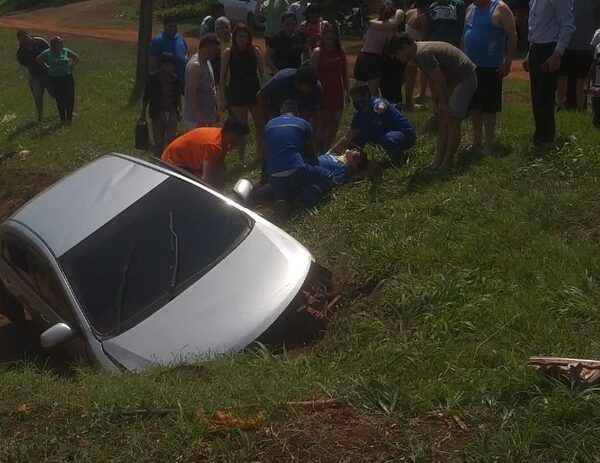 Varios heridos tras explosión de cubierta de vehículo que termina en una cuneta – Diario TNPRESS