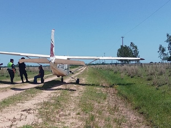 Ñeembucú: avión aterrizó de emergencia y fue remolcado por patrullera - La Tribuna