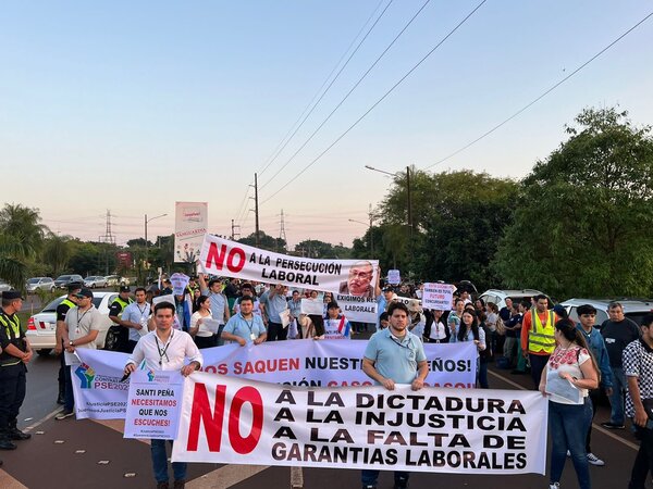 Desvinculados de Itaipú se manifiestan tirando sus 'títulos'