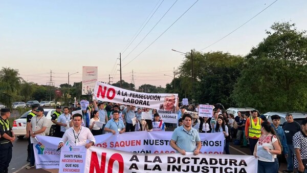 ARROJANDO TÍTULOS AL PISO, JÓVENES RECLAMAN “INJUSTA” DESVINCULACIÓN DE ITAIPÚ
