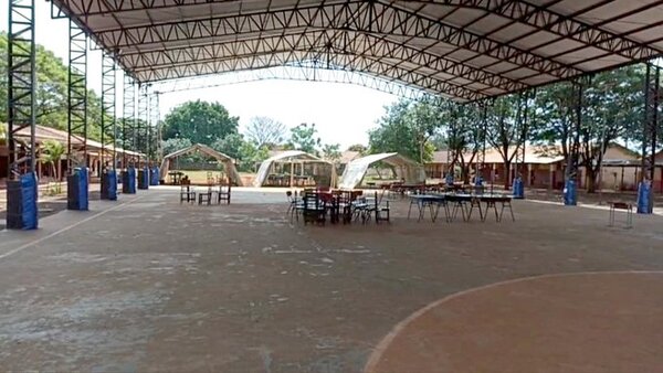 Alumnos dan clase bajo tinglado por obras inconclusas en Hernandarias