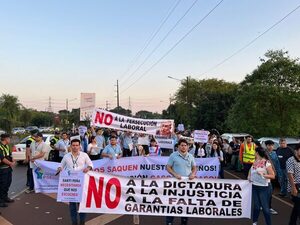 Desvinculados de Itaipú se manifiestan tirando sus “títulos”