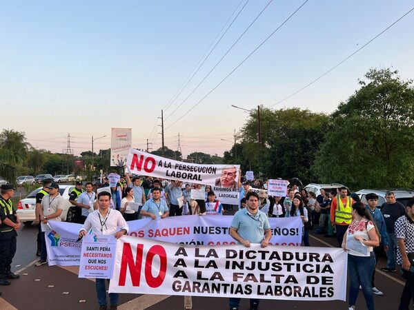 Desvinculados de Itaipú se manifiestan tirando sus “títulos”