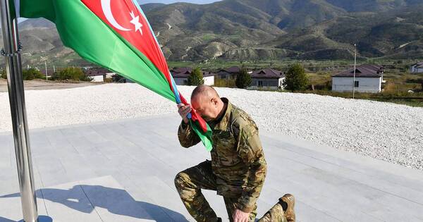 La Nación / Izan bandera de Azerbaiyán en Nagorno Karabaj