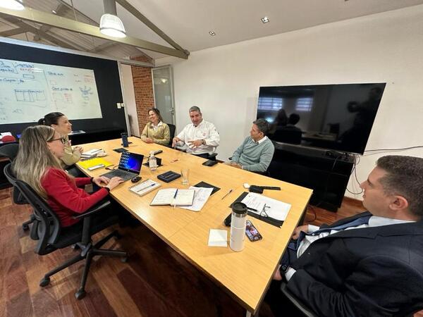 Ministro Villate recibió a representantes de Paracel para explorar posibles acciones conjuntas