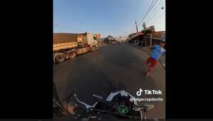 [VIDEO] Vendedor amagó con patear a motoca y casi ocasiona accidente