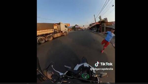 [VIDEO] Vendedor amagó con patear a motoca y casi ocasiona accidente