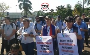 "Títulos no sirven": Profesionales protestan, y hurreros copan Itaipu