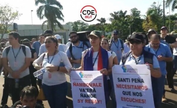 "Títulos no sirven": Profesionales protestan, y hurreros copan Itaipu