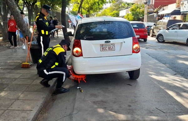 Enceparon vehículos frente al Hospital de Luque •