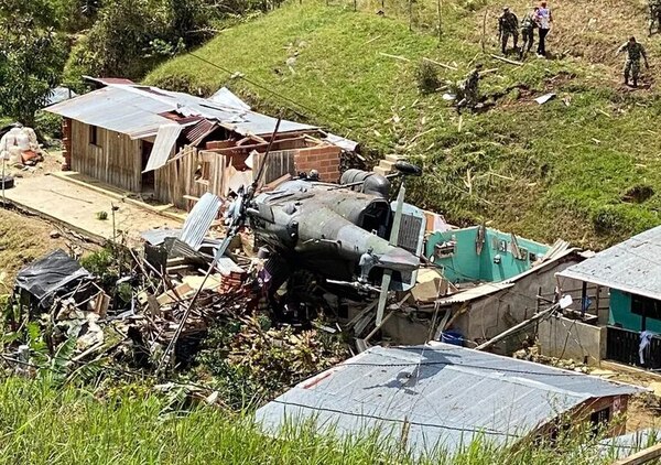 Vídeo: militares y civiles heridos tras accidente de un helicóptero en Colombia - Mundo - ABC Color