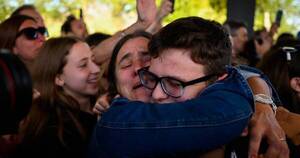 La Nación / Argentina recibe con emoción a 246 repatriados de Israel