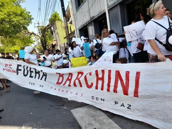 Tensión en Tacumbú: familiares de internos piden que Barchini dé la cara o que renuncie - Nacionales - ABC Color