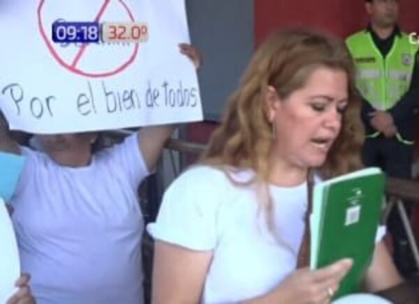Familiares de presos piden la paz en Tacumbú y la renuncia de Barchini · Radio Monumental 1080 AM