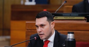 La oposición pide destituir a Hernán Rivas por título falso y denuncia que el Ministerio de Educación lo encubrió